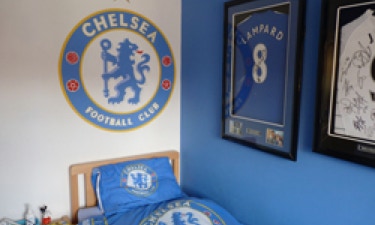 Chelsea FC badge painted in a Chelsea themed room
